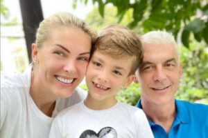 Alexandre Correa incentivando o filho a buscar prazer na leitura