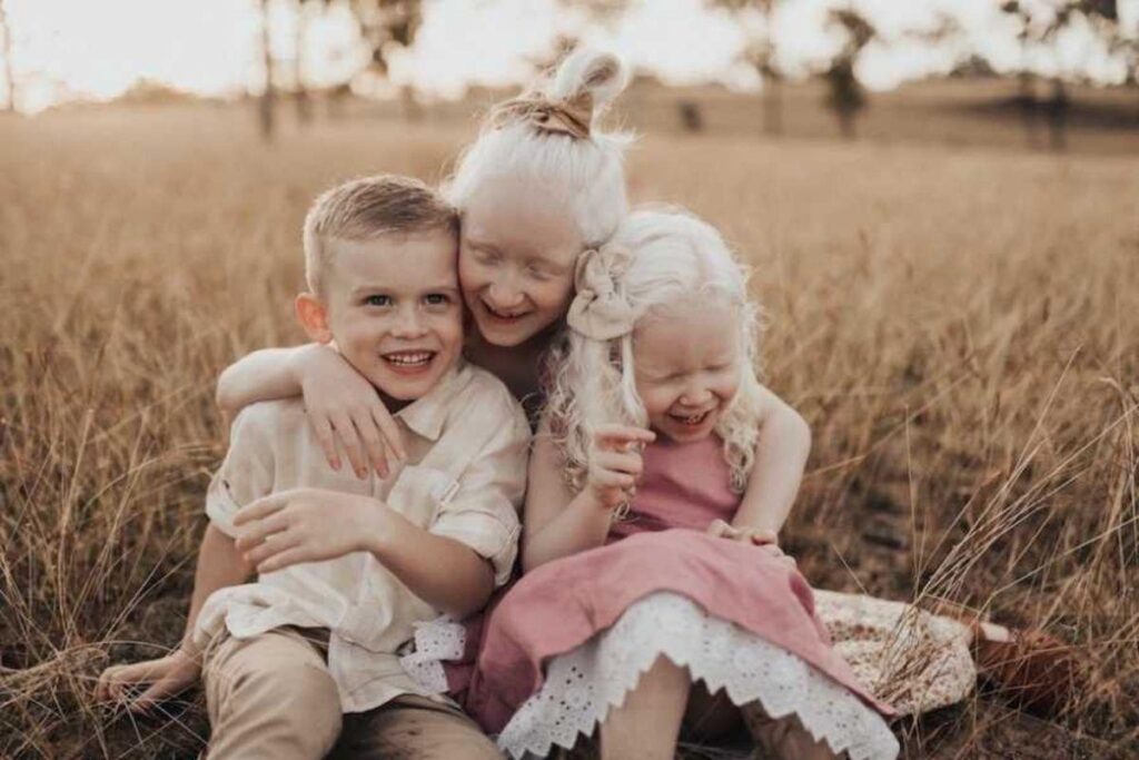 Hailey e Chayd segurando Arliyah no colo