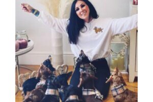 Mãe de seis filhos adota mais seis cachorros