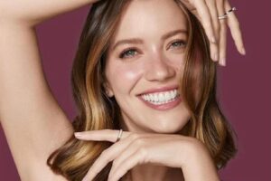 Nathalia Dill compartilhou fotos com o marido e Eva na praia