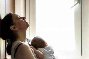 No Mumsnet, uma mulher compartilhou sobre como seu marido não ajuda a cuidar do filho