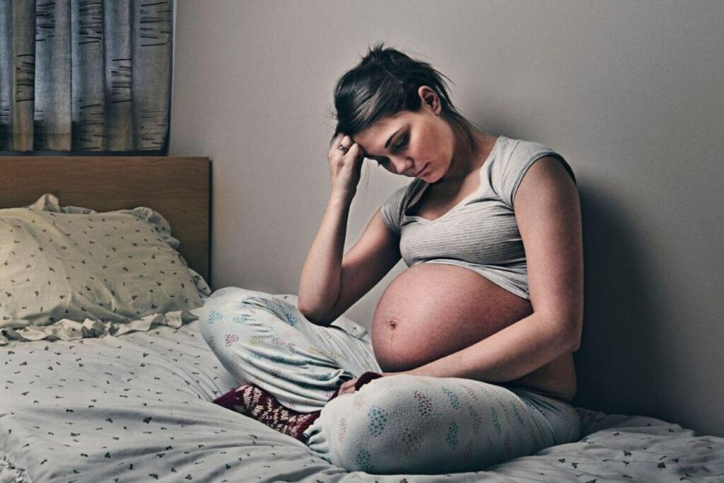 Mãe que está quase dando à luz relata preocupação por não ter onde morar, após ser despejada da casa do irmão