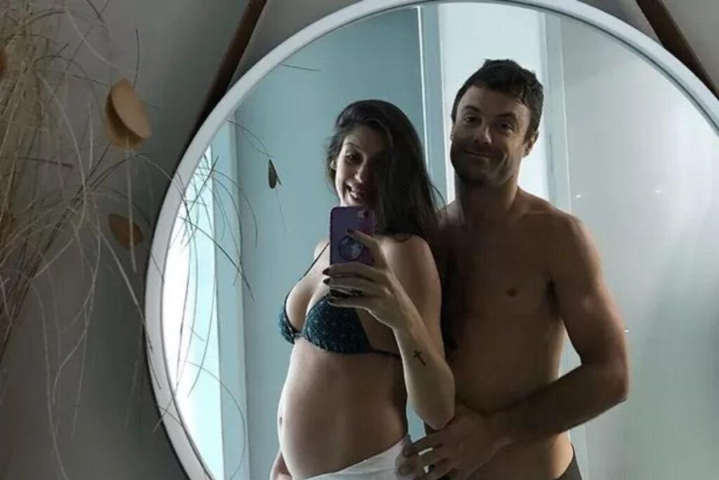 O ator mostrou algumas peças do enxoval do filho