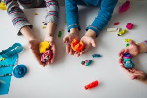 A atividade perfeita para entreter as crianças dentro de casa