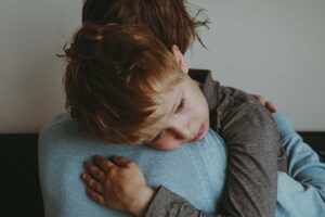 Pai se recusa abraçar filho e não quer que a professora também o abrace