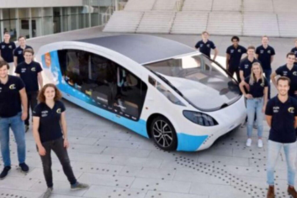 Estudantes criam van movida à energia solar