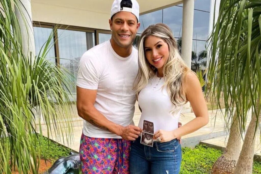 O atleta Hulk ao lado da mulher grávida