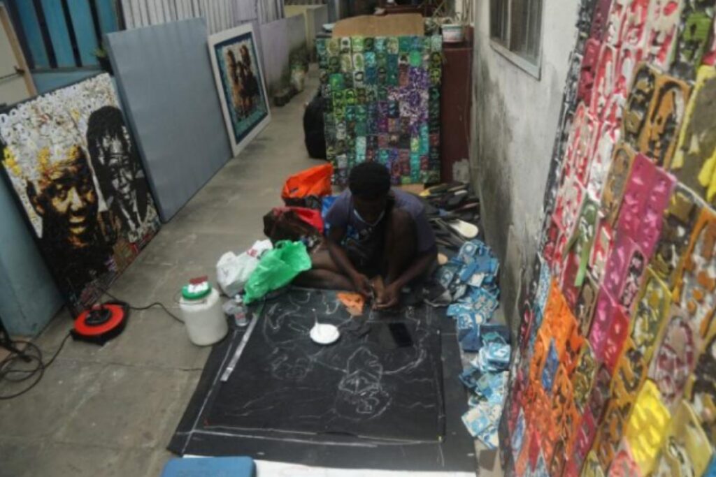 Artista faz obras com chinelos abandonados