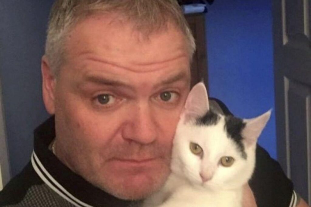 O gato salvou o dono do incêndio