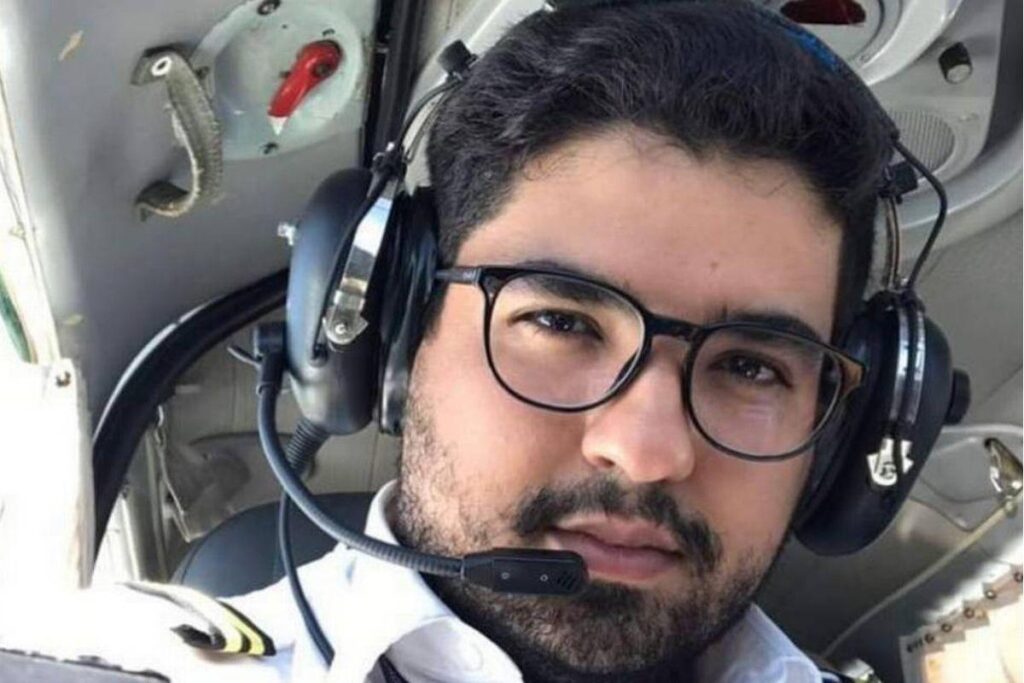 Imagens da câmera do aeroporto mostram o copiloto ao lado de um homem embarcando no avião