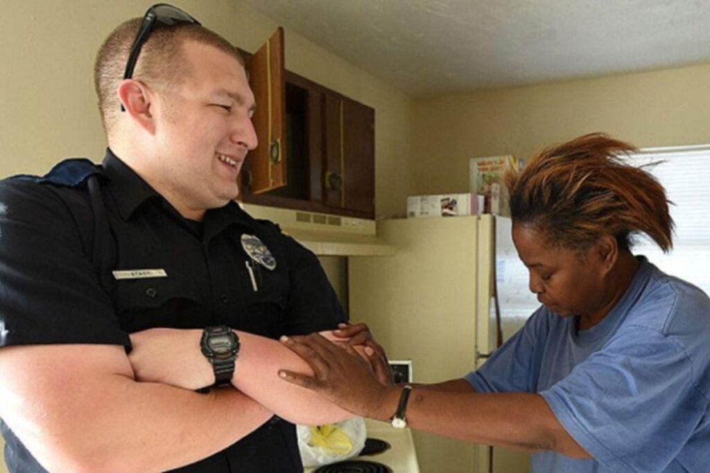 Mãe ficou emocionada com gesto do policial