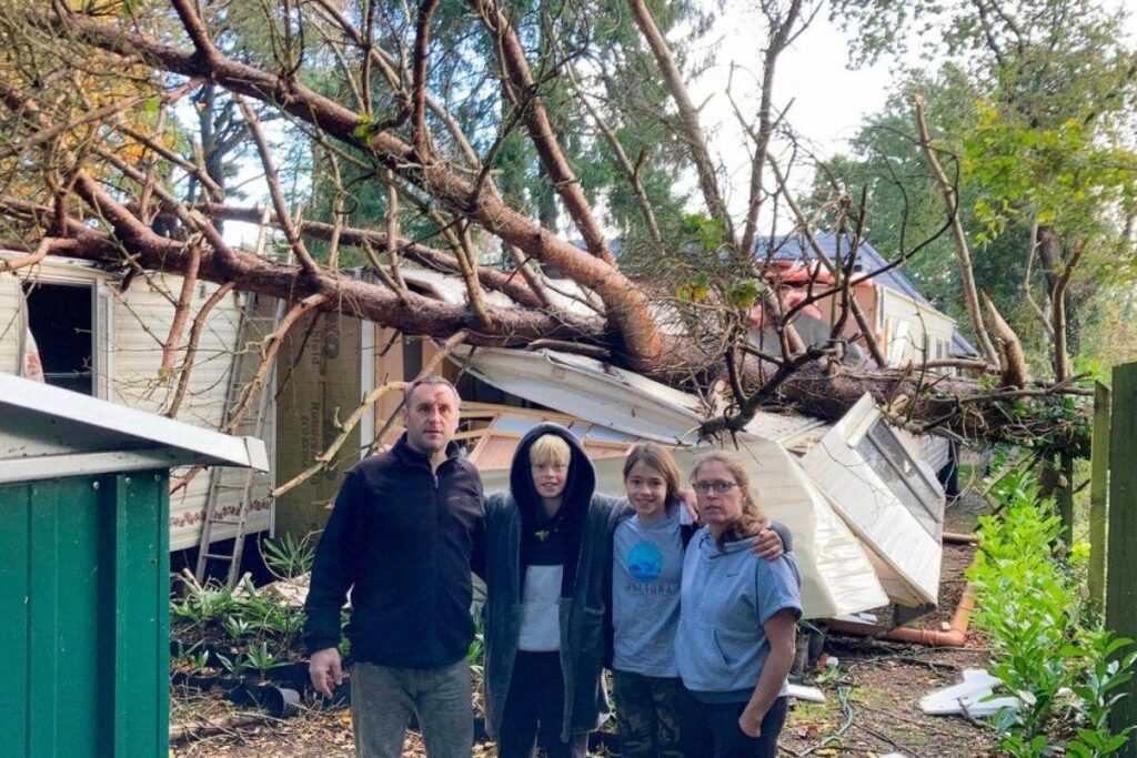 A árvore destruiu tudo do trailer