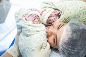 Gêmeos nascem em parto empelicado