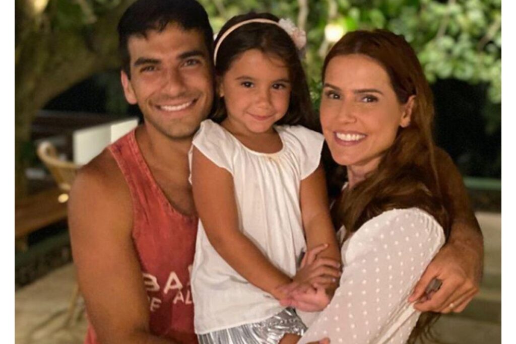 Deborah Secco faz declaração para filha