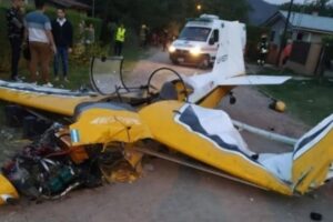 Registro do momento em que o avião caí no chão.