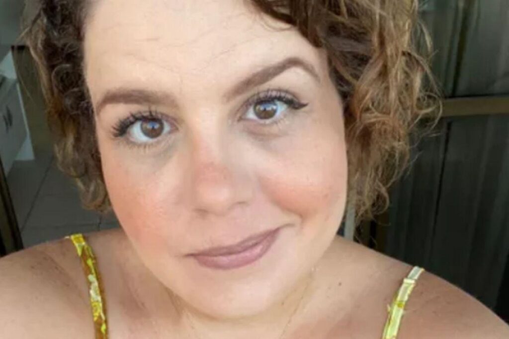 Tatuagem na pele da filha em homenagem à mãe, sobrevivente da Covid-19