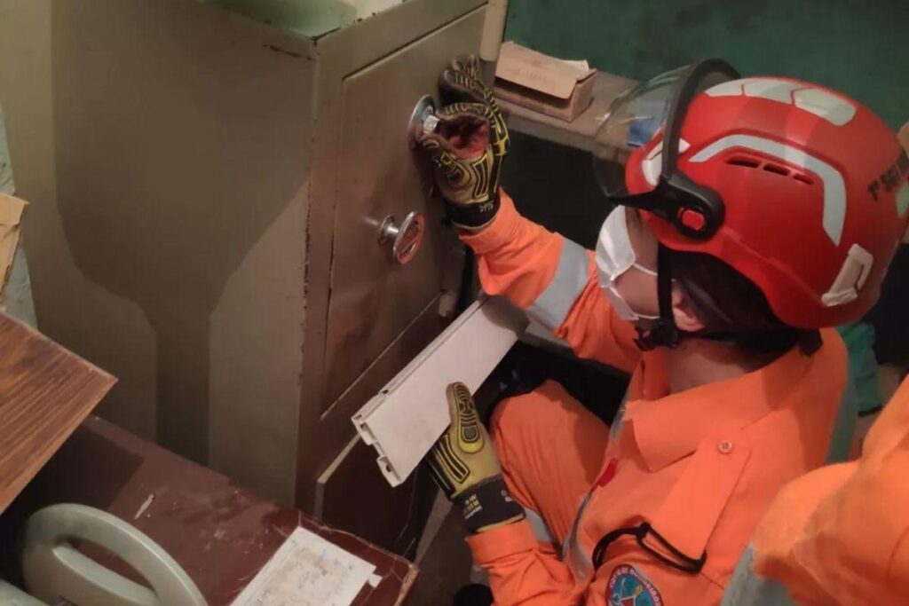 Menina prende pet da família em um cofre