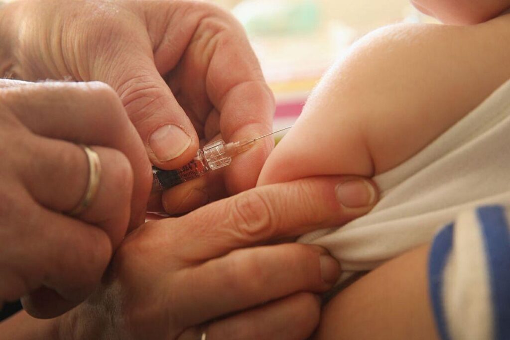 Bebê de 5 meses que recebeu vacina da covid-19 por engano tem alta