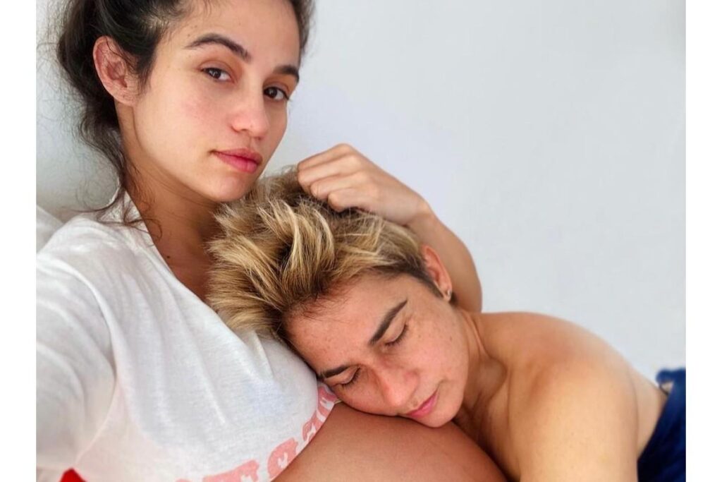 Nanda Costa apareceu dormindo ao lado de Tiê