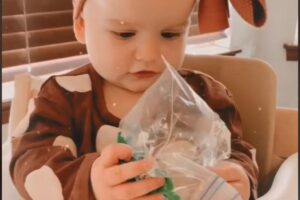 Chloe pediu ajuda para a bebê da família produzir os enfeites de natal