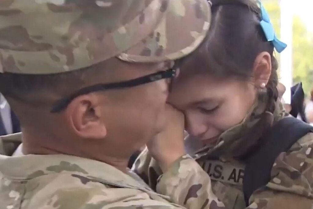 O soldado Andres Riviera abraçando o pai após a chegada