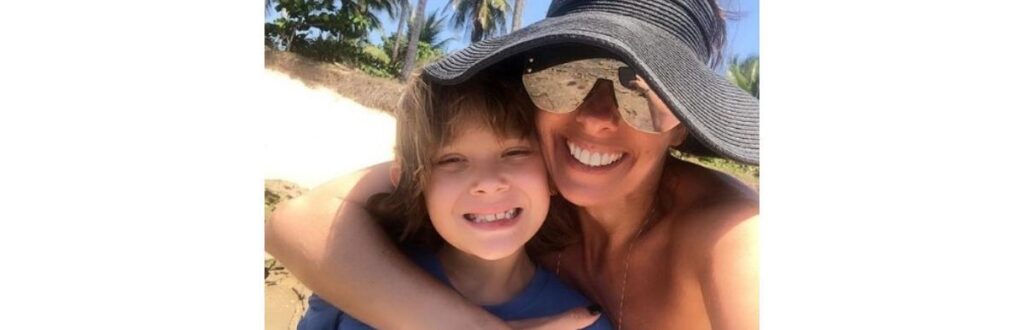 Adriane Galisteu foi prestigiar o filho na primeira peça de teatro