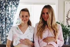 Irmãs recriam foto da infância grávidas