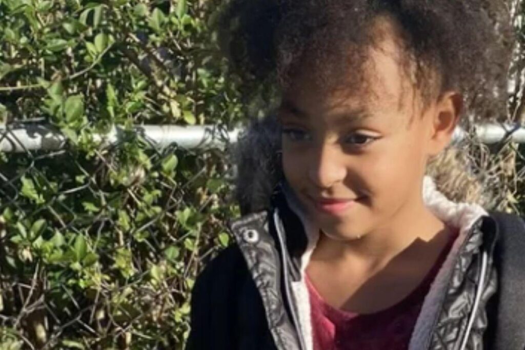 Menina salva família ao desbloquear o celular com o rosto do pai