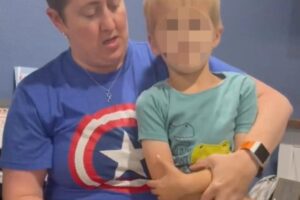 Pediatra ensinando como segurar os filhos durante a aplicação da vacina