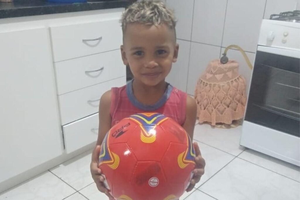 Heitor estava brincando quando prendeu a cabeça na grade da janela