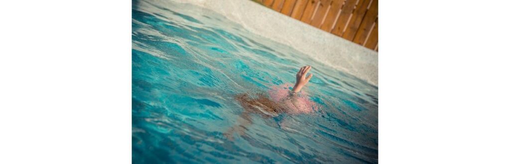 Os familiares afirmaram que a criança sabia nadar