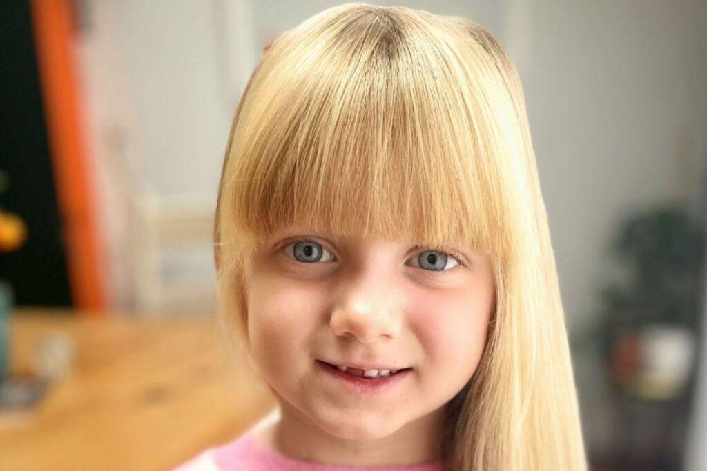 Laura cuida pessoalmente dos cabelos da filha