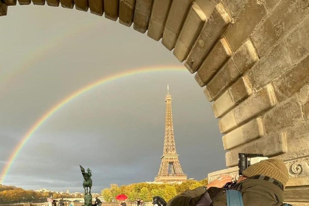 Um arco-íris duplo surgiu no céu de Paris nesta segunda-feira, 01 de novembro