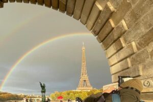 Um arco-íris duplo surgiu no céu de Paris nesta segunda-feira, 01 de novembro
