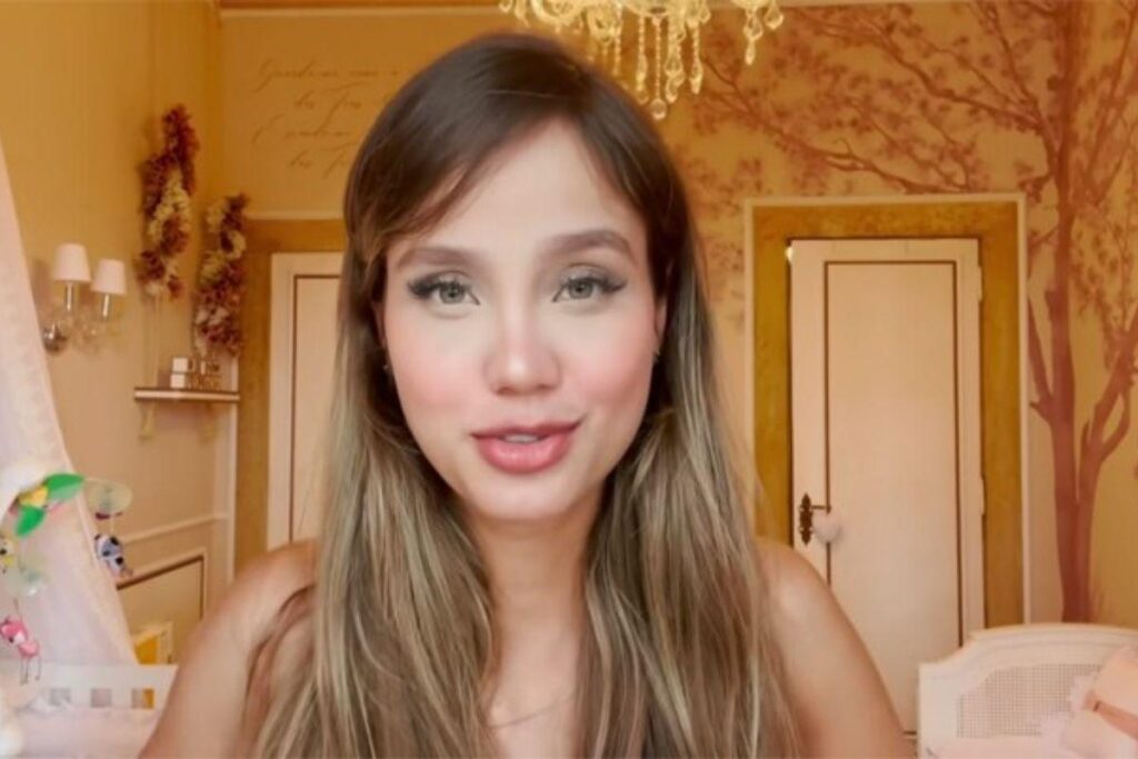 Biah Rodrigues mostrando as roupas da filha Fernanda