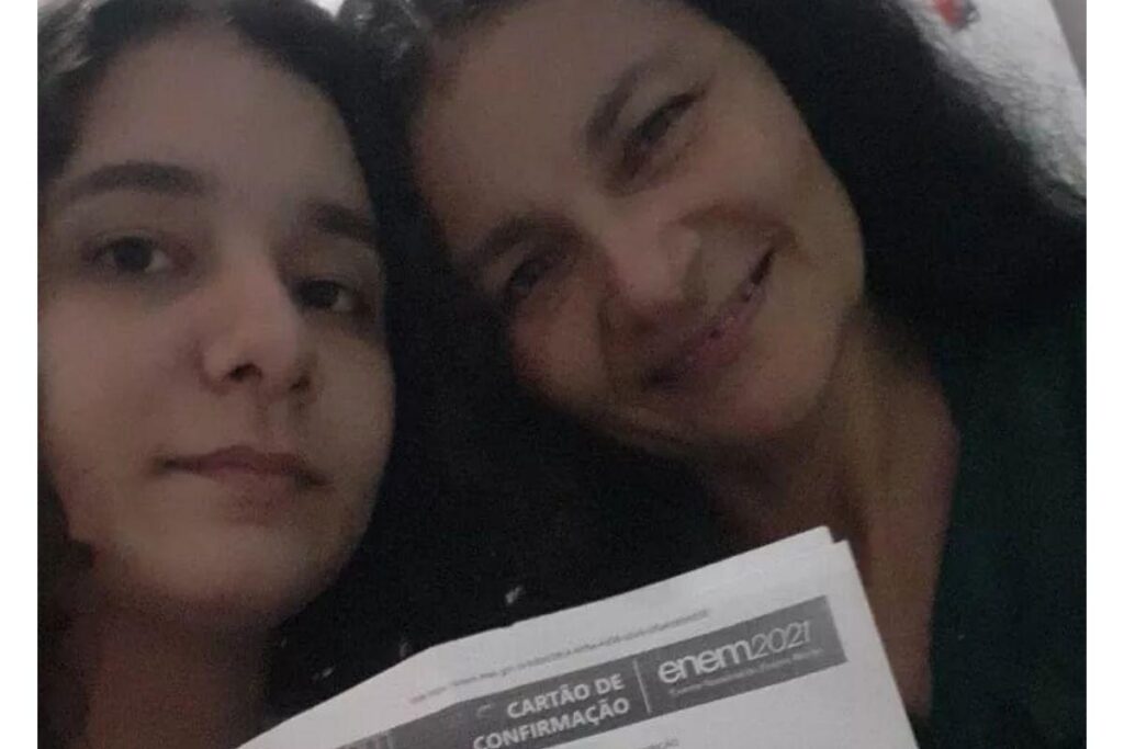 Mãe e filha fazem ENEM juntas