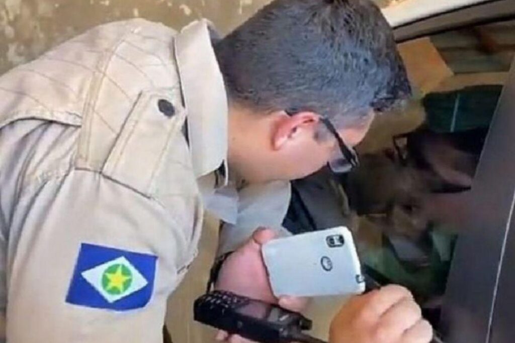 Vanderlei não pensou duas vezes na hora de acalmar a criança!