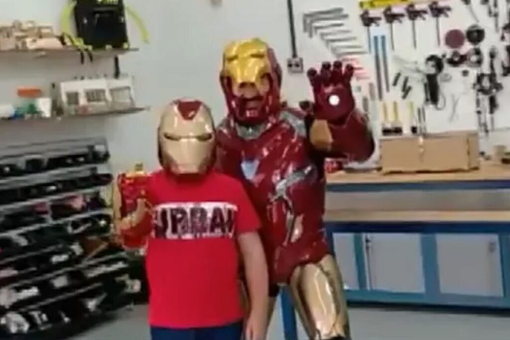 Bruno ficou muito contente com o braço mecânico inspirado no super-herói