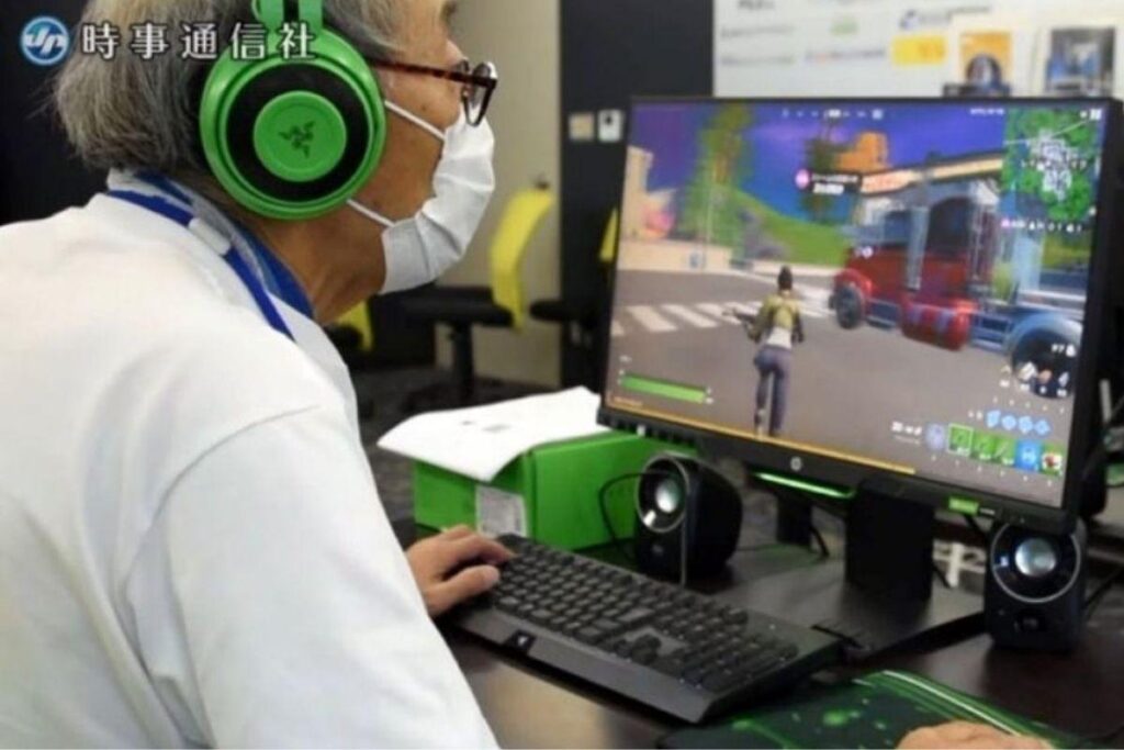 Idosos que jogam videogame contam que isso os ajuda na relação com filhos e netos