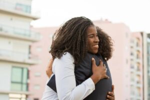 Foto de Monica segurando a filha, registro enviado para Rosângela há 26 anos atrás