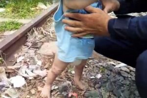 O bebê de apenas 1 ano foi deixado pela mãe na linha de trem de Sorocaba