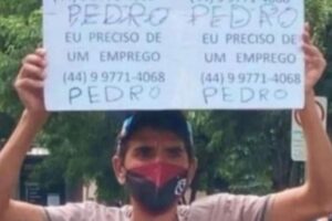 Mulher contrata homem que pedia dinheiro no semáforo