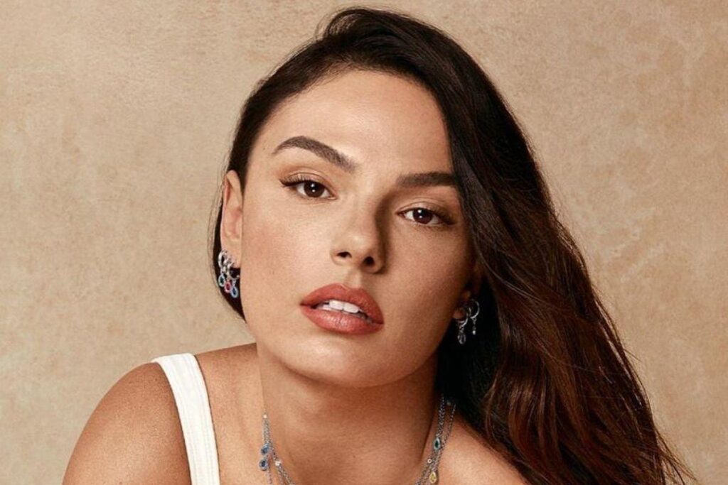 Isis Valverde compartilha fotos da festa de aniversário da mãe e faz declaração nas redes