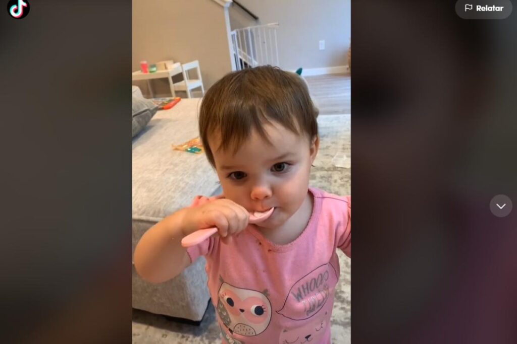 Bexley tentou não tomar todo o sorvete, mas ele era delicioso demais!