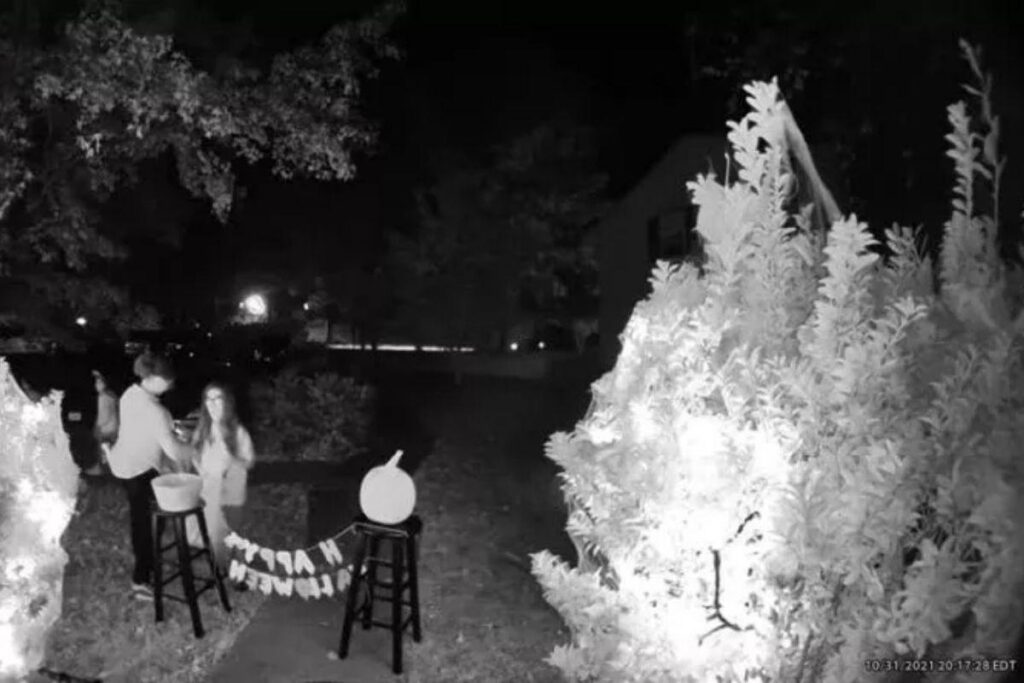 Mãe incentivando a filha a pegar mais doces