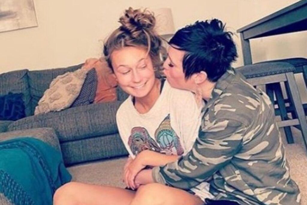 A mãe e a filha ainda mantém contato mesmo após a adoção