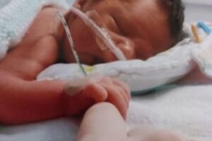 A mãe teve os dois filhos prematuros