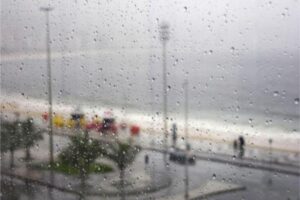 Frente fria se aproxima e causa temporais em várias regiões: veja o que fazer com os filhos em casa