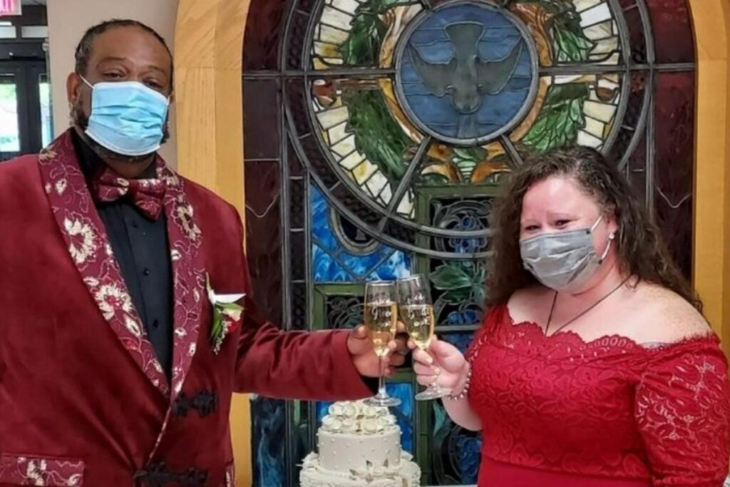 Casal realiza cerimônia no hospital para que a mãe participe