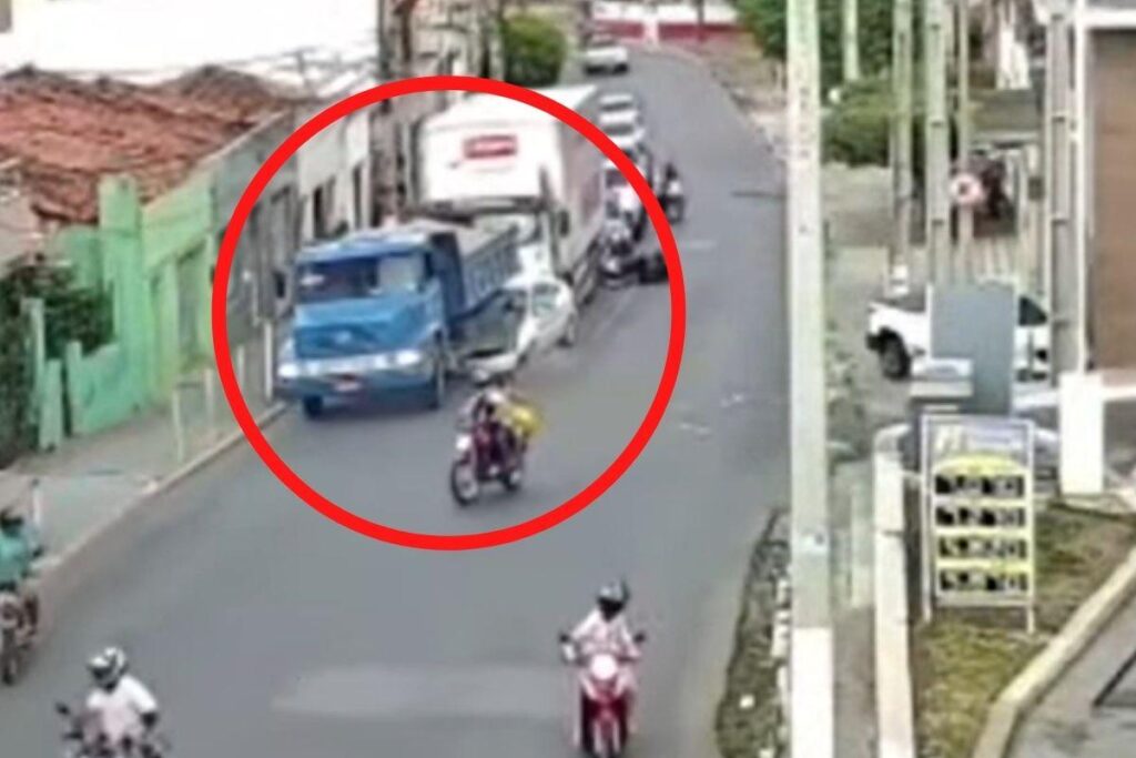 Motorista pula do carro e tira criança de veículo esmagado por caminhão em vídeo de arrepiar